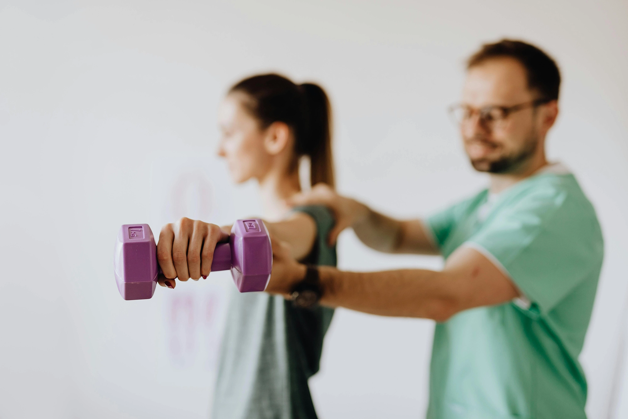 a doctor and a patient doing exercice